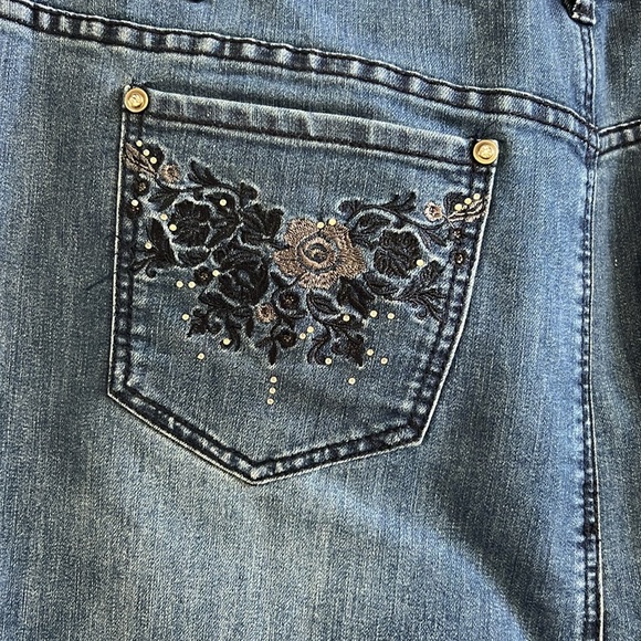 Avenue Denim Women’s Plus Size Skirt. - Picture 3 of 4